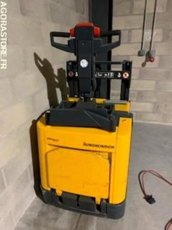 Transpalette électrique sur batteries déchargées. JUNGHEINRICH - Palletwagen: afbeelding 1 Transpalette électrique sur batteries déchargées. JUNGHEINRICH - Palletwagen: afbeelding 1