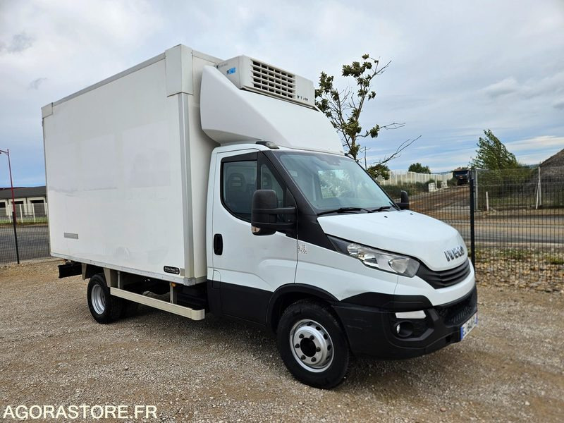 Vrachtwagen IVECO DAILY 72C21 PORTE VIANDE FRIGORIFIQUE - 2017: afbeelding 12 Vrachtwagen IVECO DAILY 72C21 PORTE VIANDE FRIGORIFIQUE - 2017: afbeelding 12