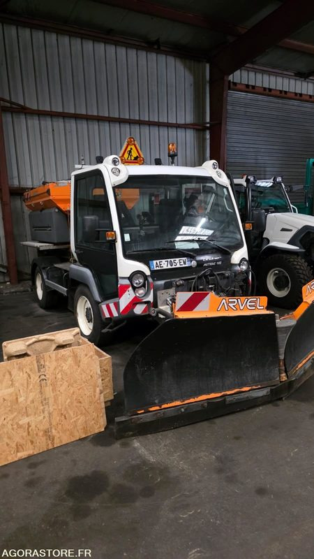 LINDNER UNITRAC 102C AMPLIROLL + LAME + SALEUSE 2008 5050 HEURES - Vrachtwagen: afbeelding 1 LINDNER UNITRAC 102C AMPLIROLL + LAME + SALEUSE 2008 5050 HEURES - Vrachtwagen: afbeelding 1