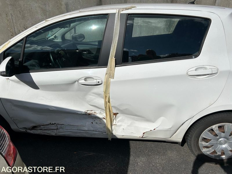 YARIS HYBRIDE AUTOMATIQUE / 2015 / 83416 KMS / NE ROULE PLUS - Personenwagen: afbeelding 2 YARIS HYBRIDE AUTOMATIQUE / 2015 / 83416 KMS / NE ROULE PLUS - Personenwagen: afbeelding 2