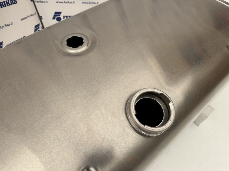 MAN New aluminum fuel tank 300L - Brandstoftank voor Vrachtwagen: afbeelding 4 MAN New aluminum fuel tank 300L - Brandstoftank voor Vrachtwagen: afbeelding 4