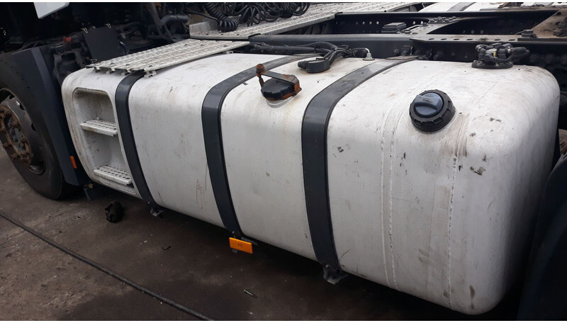 Mercedes-Benz complete fuel tank 820L - Brandstoftank voor Vrachtwagen: afbeelding 1 Mercedes-Benz complete fuel tank 820L - Brandstoftank voor Vrachtwagen: afbeelding 1