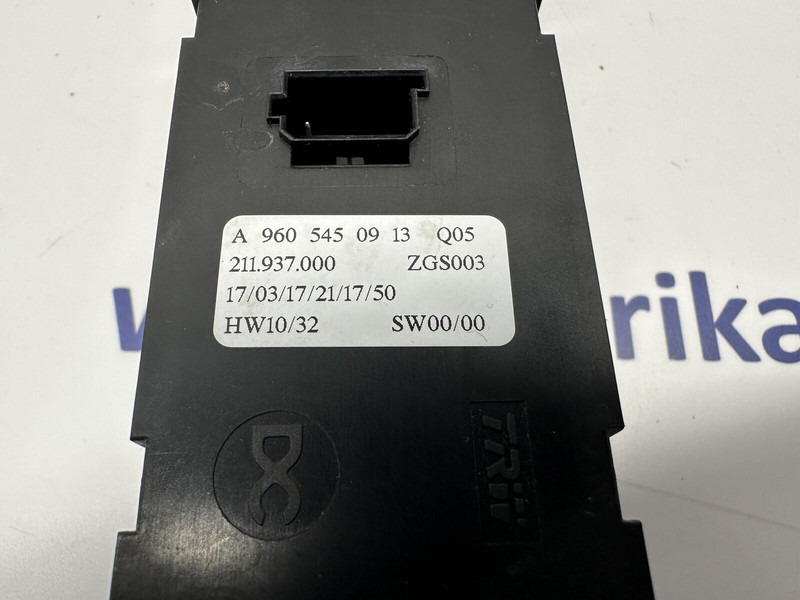 Mercedes-Benz passenger door, window control - Instrumentenpaneel voor Vrachtwagen: afbeelding 3 Mercedes-Benz passenger door, window control - Instrumentenpaneel voor Vrachtwagen: afbeelding 3