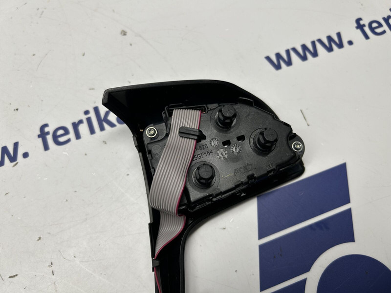 Mercedes-Benz steering wheel buttons - Bumper voor Vrachtwagen: afbeelding 4 Mercedes-Benz steering wheel buttons - Bumper voor Vrachtwagen: afbeelding 4