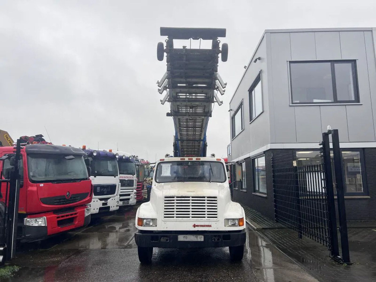International 4600 4x2 210HP + TEUPEN hyL International 4600 4x2 210HP + TEUPEN hyLI - Vrachtwagen hoogwerker: afbeelding 2 International 4600 4x2 210HP + TEUPEN hyL International 4600 4x2 210HP + TEUPEN hyLI - Vrachtwagen hoogwerker: afbeelding 2