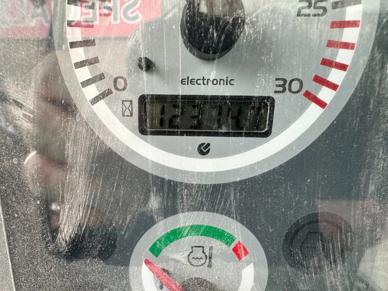 Graaflaadmachine Komatsu WB97S-5E0: afbeelding 13 Graaflaadmachine Komatsu WB97S-5E0: afbeelding 13