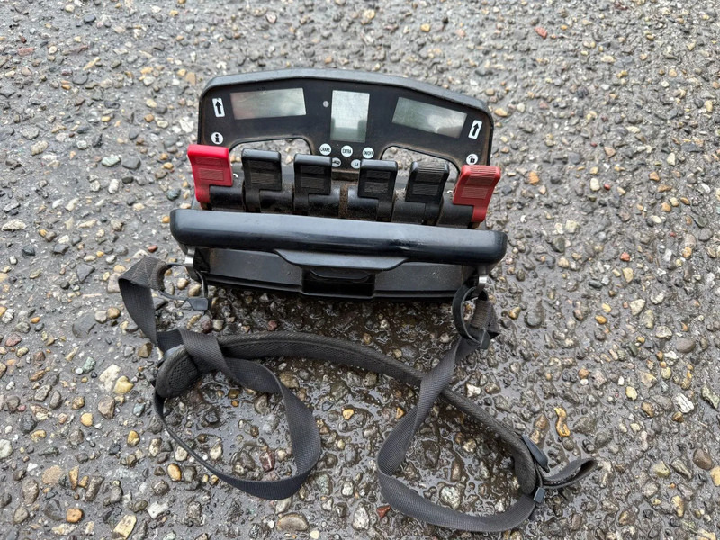 Scania R500 V8 8X4 + HIAB 220-5 + REMOTE + CABLELIFT - FULL STEEL SUSP. MANUAL GEAR. BIG AXLES - Kabelsysteem truck, Kraanwagen: afbeelding 3 Scania R500 V8 8X4 + HIAB 220-5 + REMOTE + CABLELIFT - FULL STEEL SUSP. MANUAL GEAR. BIG AXLES - Kabelsysteem truck, Kraanwagen: afbeelding 3