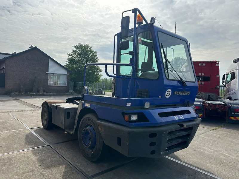 Terberg YT 182 MOTOR ROOKT - Terminal trekker: afbeelding 3 Terberg YT 182 MOTOR ROOKT - Terminal trekker: afbeelding 3
