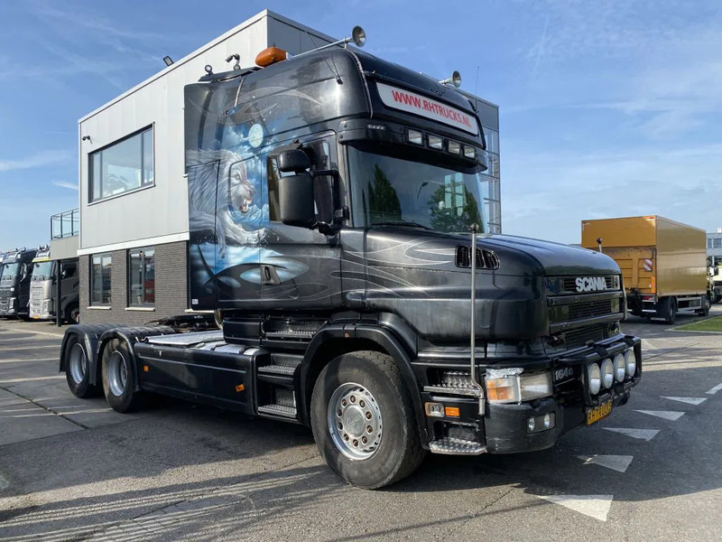 Scania T164-580 V8 6X2 + RETARDER + KIEPHYDRAULIEK - EURO 3 - MANUAL GEAR - Trekker: afbeelding 1 Scania T164-580 V8 6X2 + RETARDER + KIEPHYDRAULIEK - EURO 3 - MANUAL GEAR - Trekker: afbeelding 1