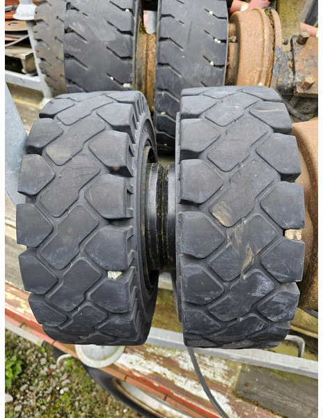Michelin 18x7-8 (180/70-8) full rubber - Band: afbeelding 1 Michelin 18x7-8 (180/70-8) full rubber - Band: afbeelding 1