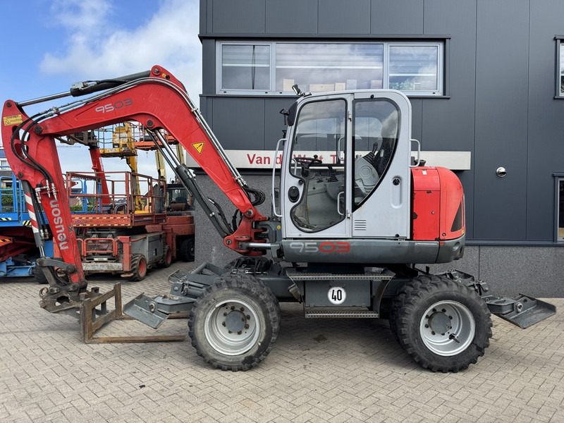 Neuson 9503 WD Mobiele Kraan 2009 Palletvork, Stenenklem, 2x Bak 8860hours Deutz Diesel - Mobiele kraan: afbeelding 1 Neuson 9503 WD Mobiele Kraan 2009 Palletvork, Stenenklem, 2x Bak 8860hours Deutz Diesel - Mobiele kraan: afbeelding 1