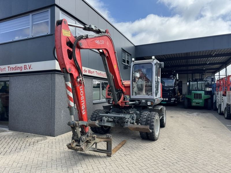 Neuson 9503 WD Mobiele Kraan 2009 Palletvork, Stenenklem, 2x Bak 8860hours Deutz Diesel - Mobiele kraan: afbeelding 5 Neuson 9503 WD Mobiele Kraan 2009 Palletvork, Stenenklem, 2x Bak 8860hours Deutz Diesel - Mobiele kraan: afbeelding 5