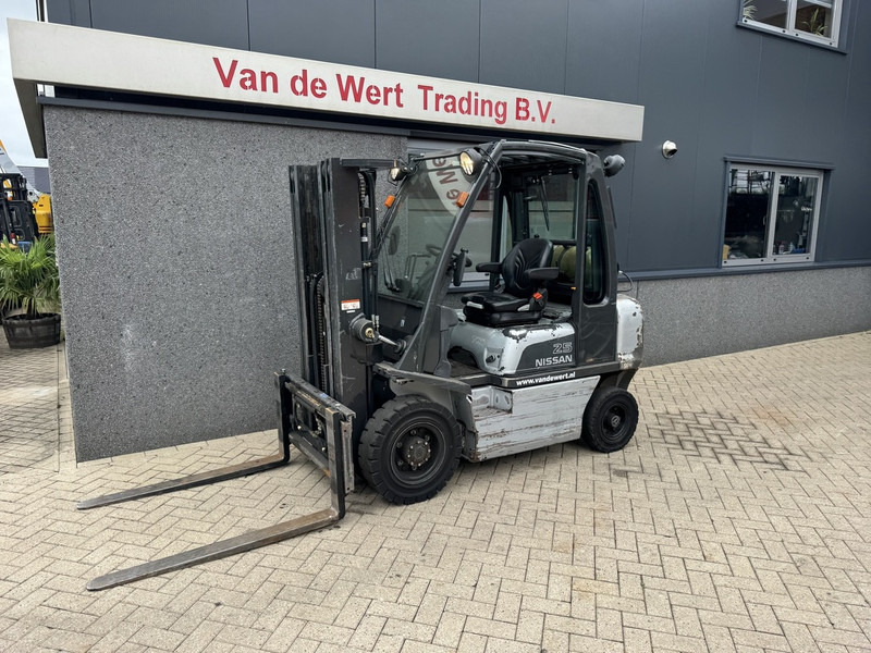 Nissan UD02A25PQ Triplo 430 Freelift/Sideshift LPG 2006 - LPG heftruck: afbeelding 2 Nissan UD02A25PQ Triplo 430 Freelift/Sideshift LPG 2006 - LPG heftruck: afbeelding 2