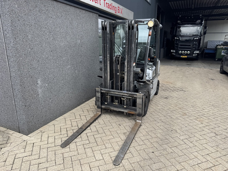 Nissan UD02A25PQ Triplo 430 Freelift/Sideshift LPG 2006 - LPG heftruck: afbeelding 4 Nissan UD02A25PQ Triplo 430 Freelift/Sideshift LPG 2006 - LPG heftruck: afbeelding 4