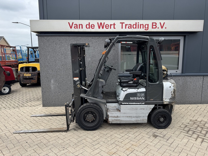 Nissan UD02A25PQ Triplo 430 Freelift/Sideshift LPG 2006 - LPG heftruck: afbeelding 1 Nissan UD02A25PQ Triplo 430 Freelift/Sideshift LPG 2006 - LPG heftruck: afbeelding 1