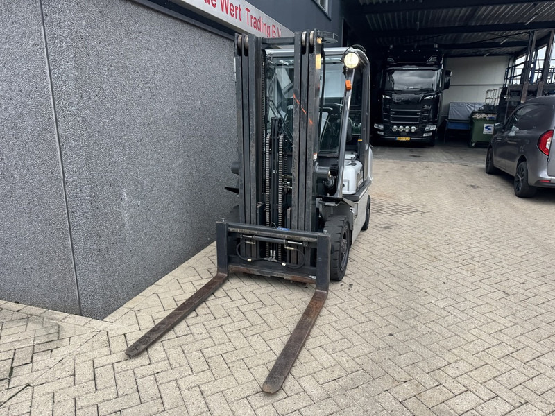 Nissan UD02A25PQ Triplo 475 Freelift/Sideshift LPG 2005 - LPG heftruck: afbeelding 4 Nissan UD02A25PQ Triplo 475 Freelift/Sideshift LPG 2005 - LPG heftruck: afbeelding 4
