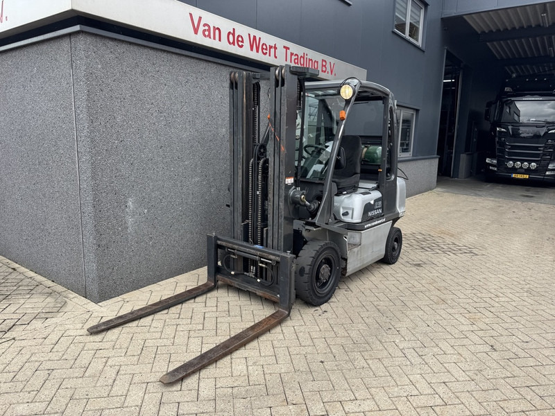 Nissan UD02A25PQ Triplo 475 Freelift/Sideshift LPG 2005 - LPG heftruck: afbeelding 3 Nissan UD02A25PQ Triplo 475 Freelift/Sideshift LPG 2005 - LPG heftruck: afbeelding 3
