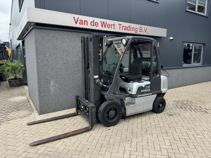 Nissan UD02A25PQ Triplo 475 Freelift/Sideshift LPG 2005 - LPG heftruck: afbeelding 2 Nissan UD02A25PQ Triplo 475 Freelift/Sideshift LPG 2005 - LPG heftruck: afbeelding 2
