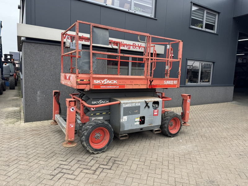 Skyjack SJ 6832RT Schaarhoogwerker / Scissor / Arbeitsbuhne 2015 4X4 Kubota Diesel 12M Werkhoogte - Schaarlift: afbeelding 2 Skyjack SJ 6832RT Schaarhoogwerker / Scissor / Arbeitsbuhne 2015 4X4 Kubota Diesel 12M Werkhoogte - Schaarlift: afbeelding 2