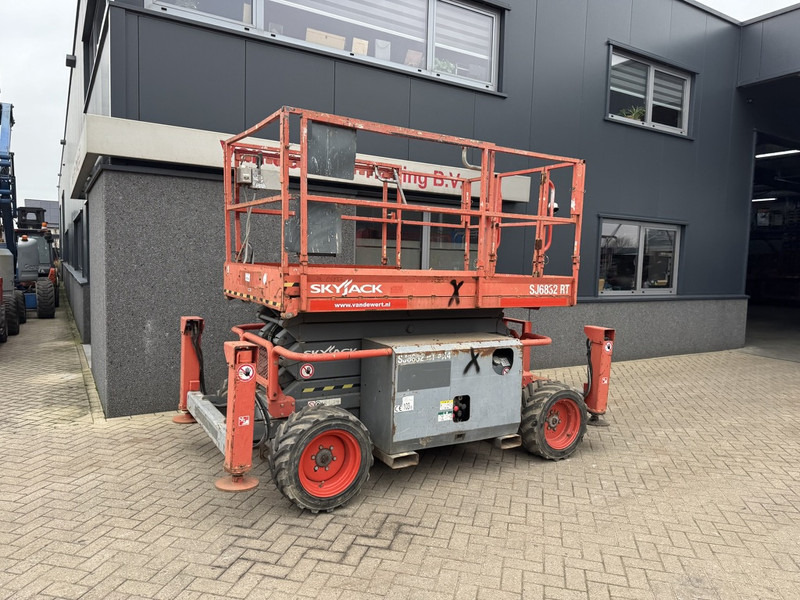 Skyjack SJ 6832RT Schaarhoogwerker / Scissor / Arbeitsbuhne 2015 4X4 Kubota Diesel 12M Werkhoogte - Schaarlift: afbeelding 2 Skyjack SJ 6832RT Schaarhoogwerker / Scissor / Arbeitsbuhne 2015 4X4 Kubota Diesel 12M Werkhoogte - Schaarlift: afbeelding 2