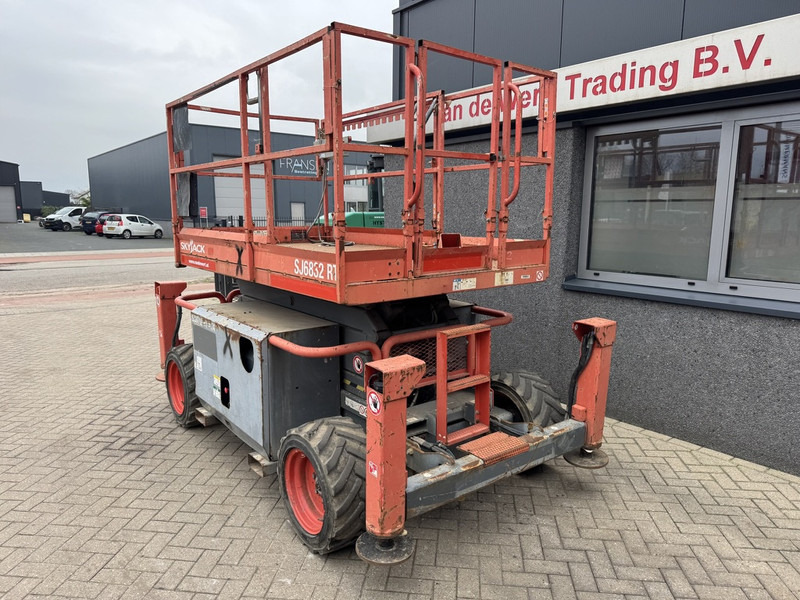 Skyjack SJ 6832RT Schaarhoogwerker / Scissor / Arbeitsbuhne 2015 4X4 Kubota Diesel 12M Werkhoogte - Schaarlift: afbeelding 4 Skyjack SJ 6832RT Schaarhoogwerker / Scissor / Arbeitsbuhne 2015 4X4 Kubota Diesel 12M Werkhoogte - Schaarlift: afbeelding 4
