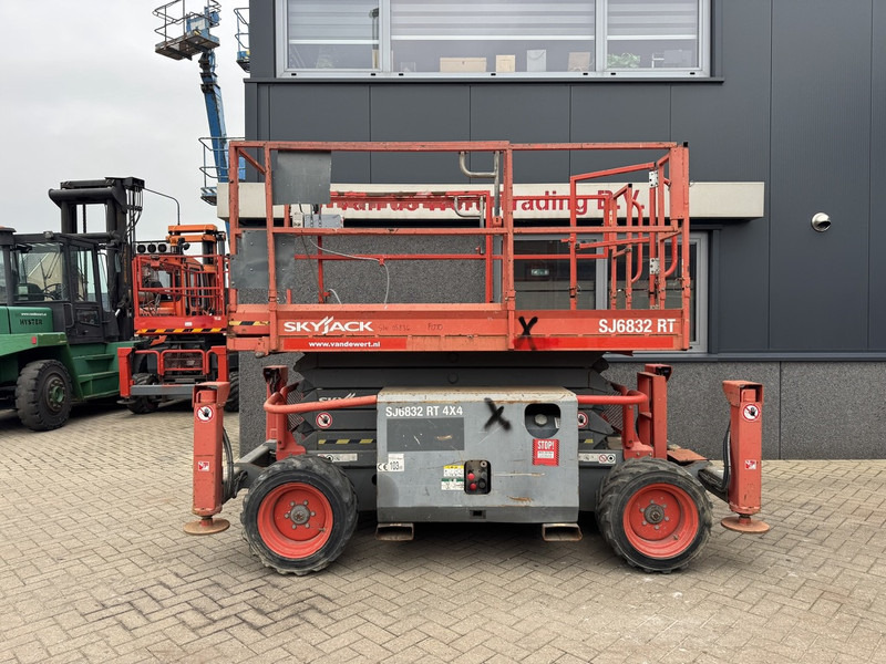 Skyjack SJ 6832RT Schaarhoogwerker / Scissor / Arbeitsbuhne 2015 4X4 Kubota Diesel 12M Werkhoogte - Schaarlift: afbeelding 1 Skyjack SJ 6832RT Schaarhoogwerker / Scissor / Arbeitsbuhne 2015 4X4 Kubota Diesel 12M Werkhoogte - Schaarlift: afbeelding 1