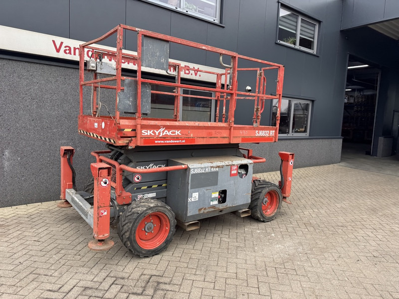 Skyjack SJ 6832RT Schaarhoogwerker / Scissor / Arbeitsbuhne 2015 4X4 Kubota Diesel 12M Werkhoogte - Schaarlift: afbeelding 2 Skyjack SJ 6832RT Schaarhoogwerker / Scissor / Arbeitsbuhne 2015 4X4 Kubota Diesel 12M Werkhoogte - Schaarlift: afbeelding 2