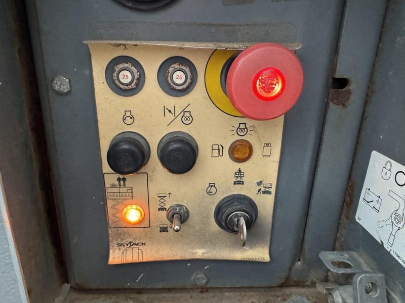 Schaarlift Skyjack SJ 6832RT Schaarhoogwerker / Scissor / Arbeitsbuhne 2016 4X4 Kubota Diesel 12M Werkhoogte: afbeelding 14 Schaarlift Skyjack SJ 6832RT Schaarhoogwerker / Scissor / Arbeitsbuhne 2016 4X4 Kubota Diesel 12M Werkhoogte: afbeelding 14