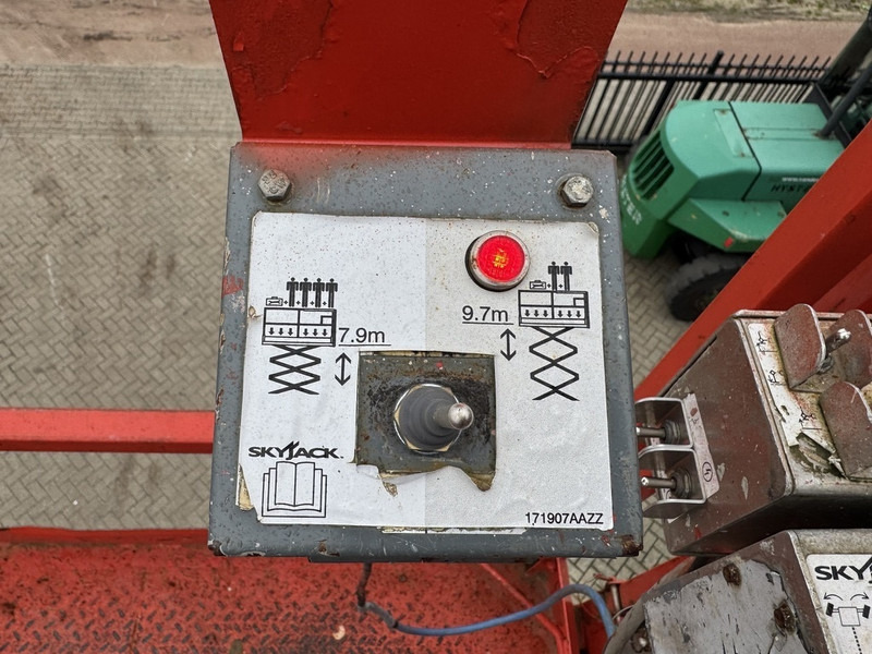 Schaarlift Skyjack SJ 6832RT Schaarhoogwerker / Scissor / Arbeitsbuhne 2016 4X4 Kubota Diesel 12M Werkhoogte: afbeelding 12 Schaarlift Skyjack SJ 6832RT Schaarhoogwerker / Scissor / Arbeitsbuhne 2016 4X4 Kubota Diesel 12M Werkhoogte: afbeelding 12