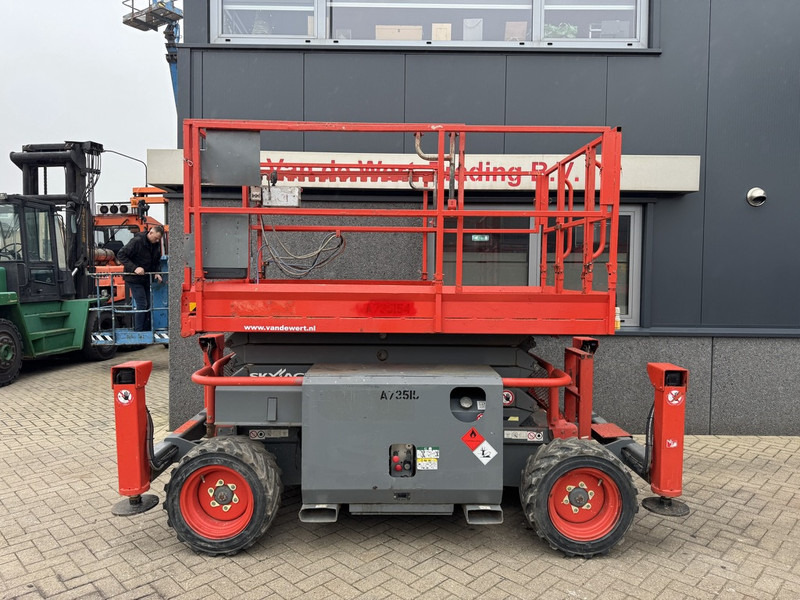 Skyjack SJ 6832RT Schaarhoogwerker / Scissor / Arbeitsbuhne 2016 4X4 Kubota Diesel 12M Werkhoogte - Schaarlift: afbeelding 1 Skyjack SJ 6832RT Schaarhoogwerker / Scissor / Arbeitsbuhne 2016 4X4 Kubota Diesel 12M Werkhoogte - Schaarlift: afbeelding 1