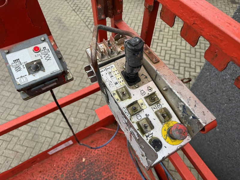 Schaarlift Skyjack SJ 6832RT Schaarhoogwerker / Scissor / Arbeitsbuhne 2016 4X4 Kubota Diesel 12M Werkhoogte: afbeelding 13 Schaarlift Skyjack SJ 6832RT Schaarhoogwerker / Scissor / Arbeitsbuhne 2016 4X4 Kubota Diesel 12M Werkhoogte: afbeelding 13