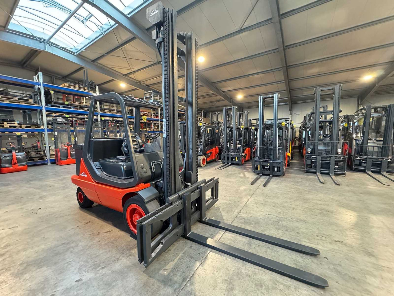 01/2017 LINDE E40 4.000KG DUPLEX 3RD VALVE 200CM SIDESHIFT ELECTRIC FORKLIFT - Heftruck: afbeelding 4 01/2017 LINDE E40 4.000KG DUPLEX 3RD VALVE 200CM SIDESHIFT ELECTRIC FORKLIFT - Heftruck: afbeelding 4