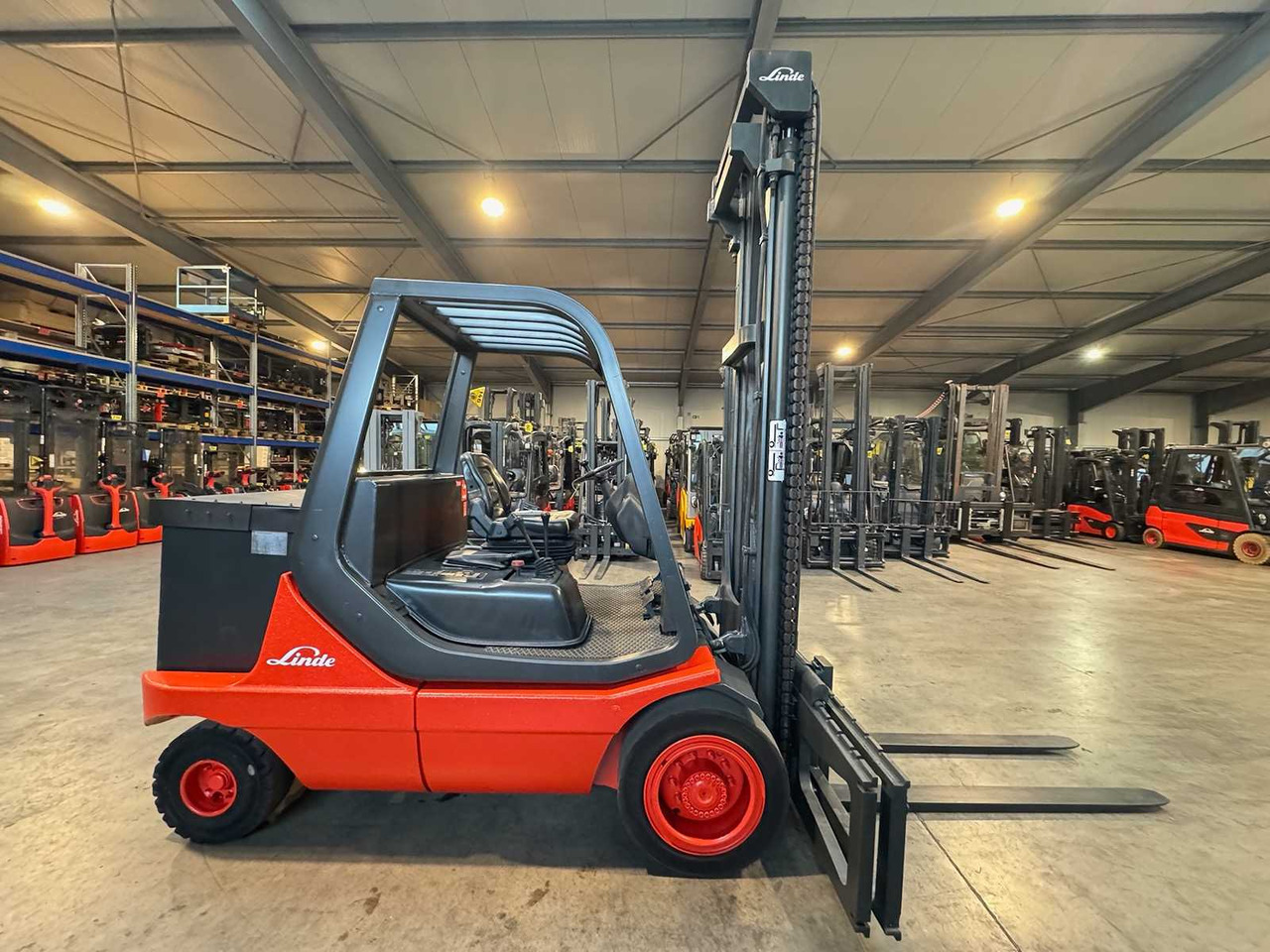01/2017 LINDE E40 4.000KG DUPLEX 3RD VALVE 200CM SIDESHIFT ELECTRIC FORKLIFT - Heftruck: afbeelding 1 01/2017 LINDE E40 4.000KG DUPLEX 3RD VALVE 200CM SIDESHIFT ELECTRIC FORKLIFT - Heftruck: afbeelding 1