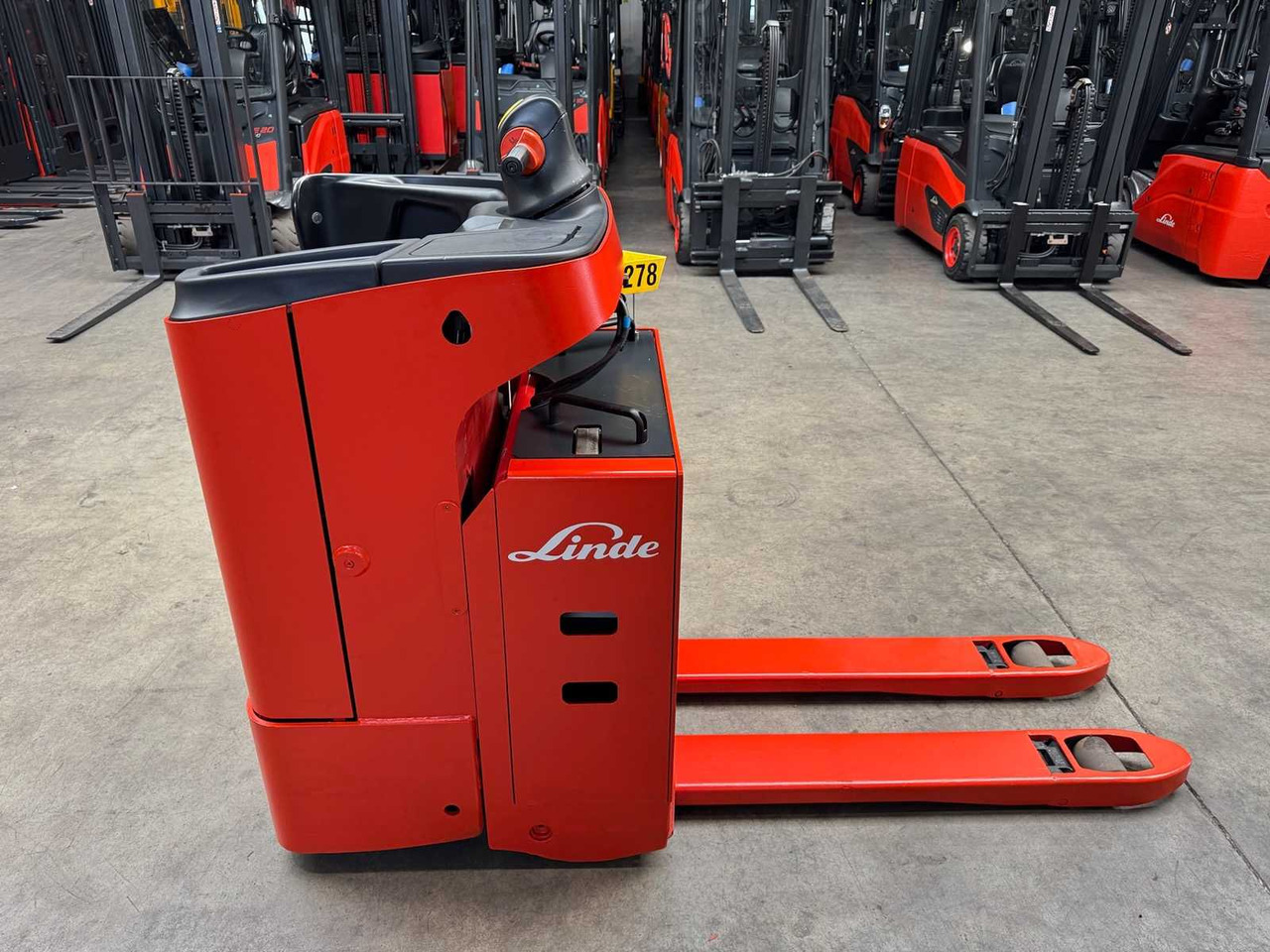 08/2024 LINDE T20SF 2.000KG PALLET TRUCK ANT STACKER 2.704 HOURS - Heftruck: afbeelding 2 08/2024 LINDE T20SF 2.000KG PALLET TRUCK ANT STACKER 2.704 HOURS - Heftruck: afbeelding 2