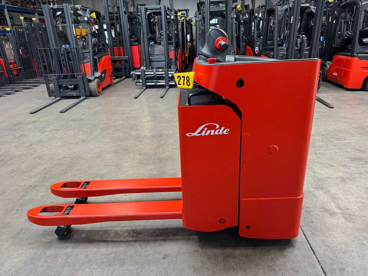 08/2024 LINDE T20SF 2.000KG PALLET TRUCK ANT STACKER 2.704 HOURS - Heftruck: afbeelding 1 08/2024 LINDE T20SF 2.000KG PALLET TRUCK ANT STACKER 2.704 HOURS - Heftruck: afbeelding 1