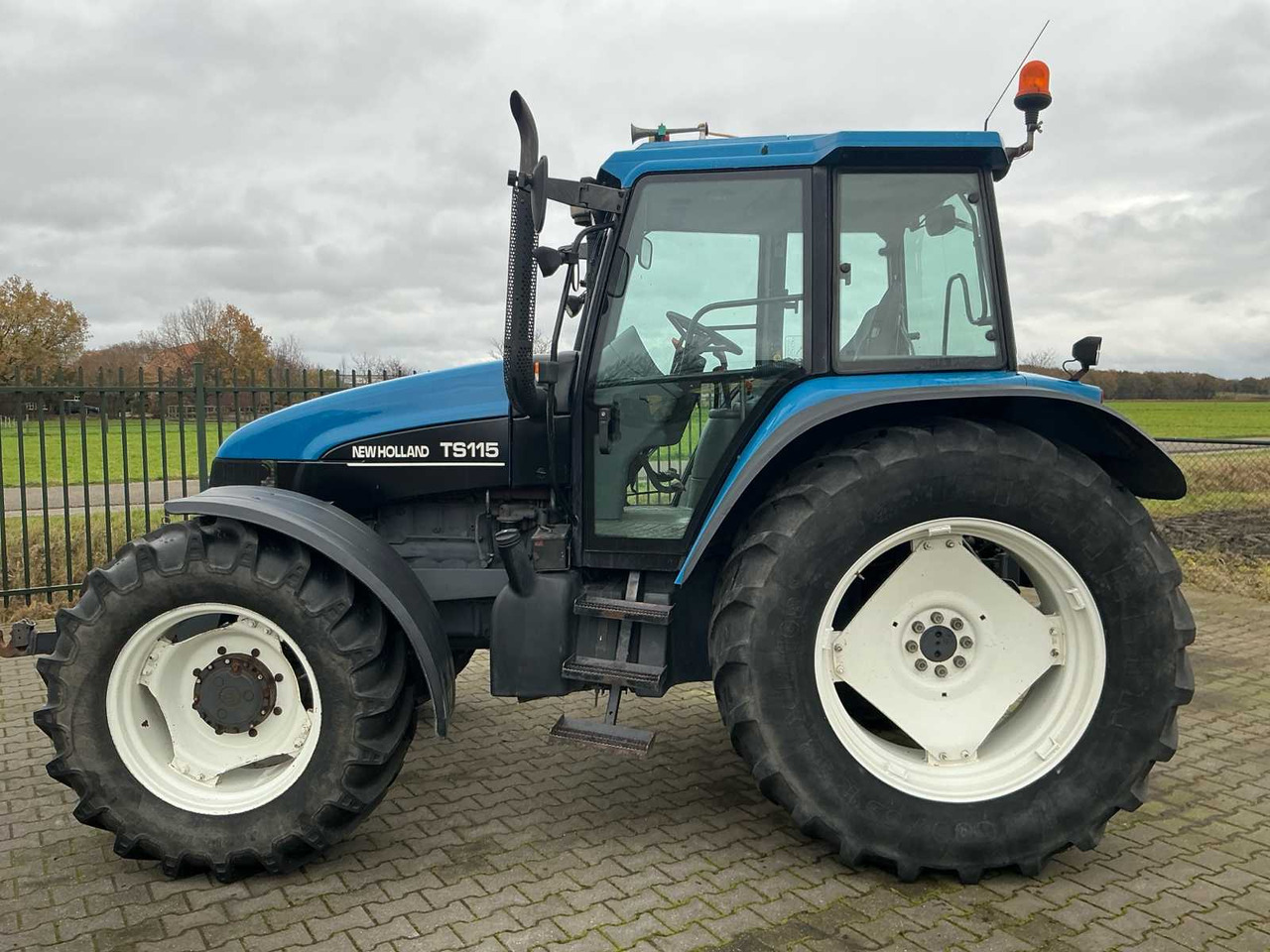 1998 NEW HOLLAND TS115 ALL-WHEEL DRIVE FARM TRACTOR - Tractor: afbeelding 5 1998 NEW HOLLAND TS115 ALL-WHEEL DRIVE FARM TRACTOR - Tractor: afbeelding 5