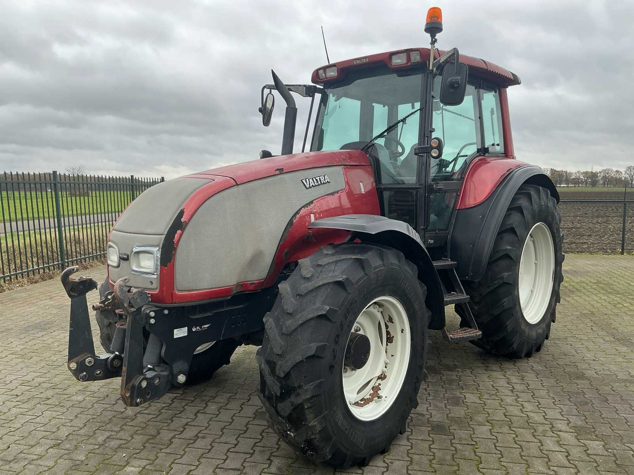2004 VALTRA T120 ALL-WHEEL DRIVE FARM TRACTOR - Tractor: afbeelding 1 2004 VALTRA T120 ALL-WHEEL DRIVE FARM TRACTOR - Tractor: afbeelding 1
