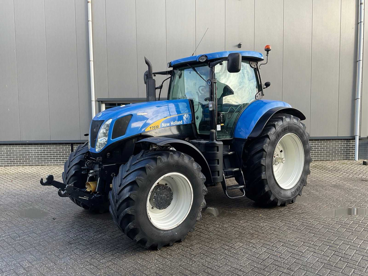 2011 NEW HOLLAND T7030 AUTOCOMMAND FOUR WHEEL DRIVE FARM TRACTOR - Tractor: afbeelding 1 2011 NEW HOLLAND T7030 AUTOCOMMAND FOUR WHEEL DRIVE FARM TRACTOR - Tractor: afbeelding 1