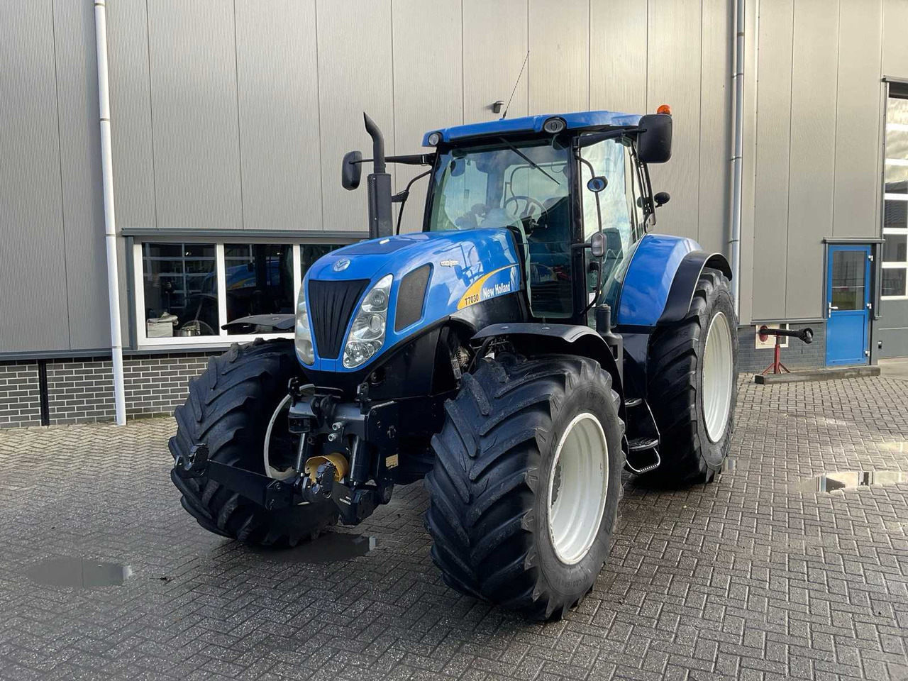 2011 NEW HOLLAND T7030 AUTOCOMMAND FOUR WHEEL DRIVE FARM TRACTOR - Tractor: afbeelding 2 2011 NEW HOLLAND T7030 AUTOCOMMAND FOUR WHEEL DRIVE FARM TRACTOR - Tractor: afbeelding 2