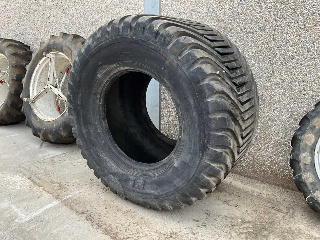 Alliance Flotation 328 - Banden en velgen voor Tractor: afbeelding 1 Alliance Flotation 328 - Banden en velgen voor Tractor: afbeelding 1