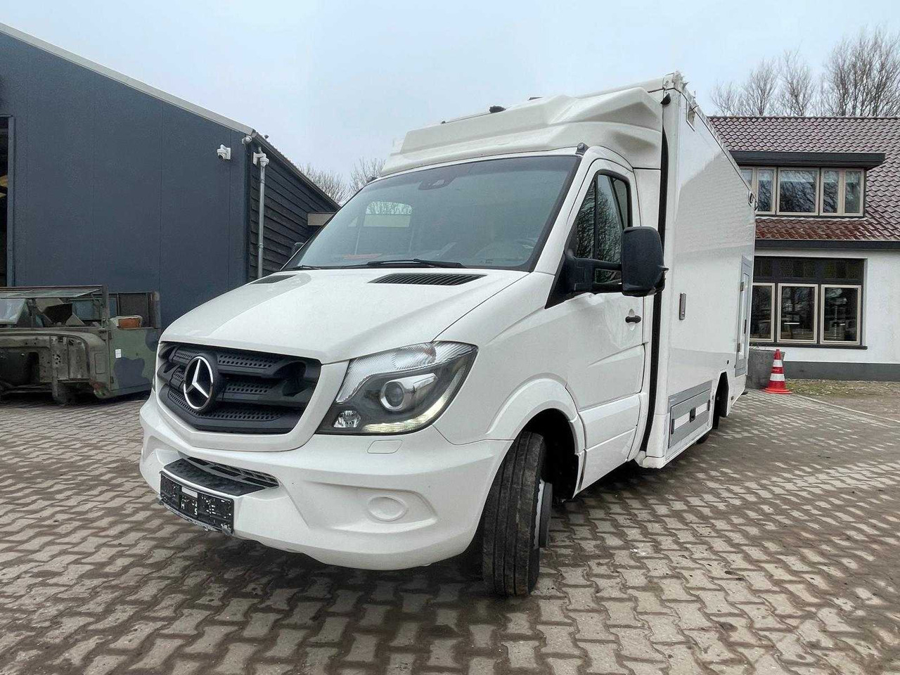 MERCEDES - SPRINTER 519 AMBULACE CAMPER - COMMERCIAL VEHICLE - Bestelwagen: afbeelding 2 MERCEDES - SPRINTER 519 AMBULACE CAMPER - COMMERCIAL VEHICLE - Bestelwagen: afbeelding 2