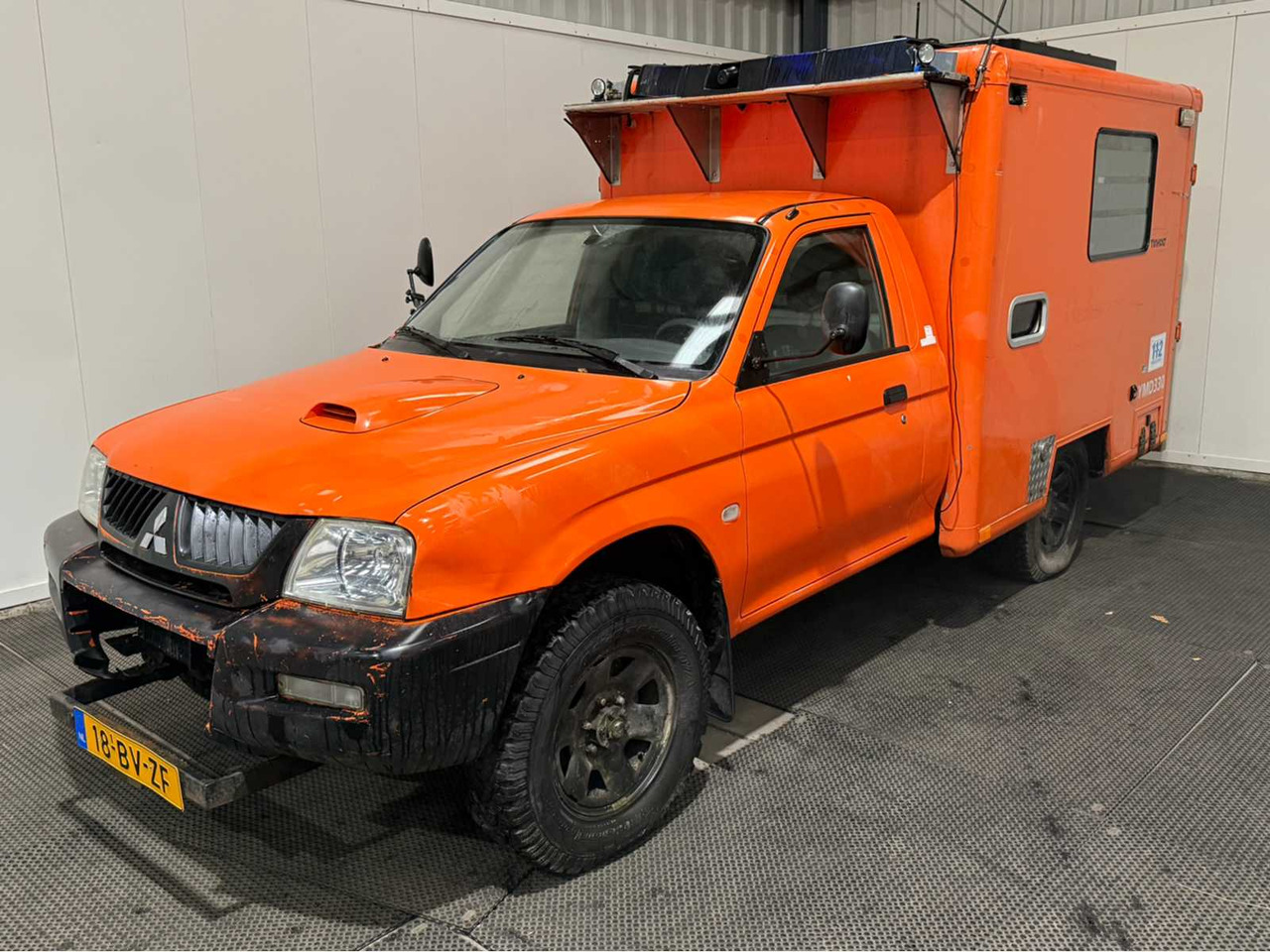MITSUBISHI - L 200 - 4X4 - EX RESCUE BRIGADE - COMMERCIAL VEHICLE - 2006 - Bestelwagen: afbeelding 2 MITSUBISHI - L 200 - 4X4 - EX RESCUE BRIGADE - COMMERCIAL VEHICLE - 2006 - Bestelwagen: afbeelding 2