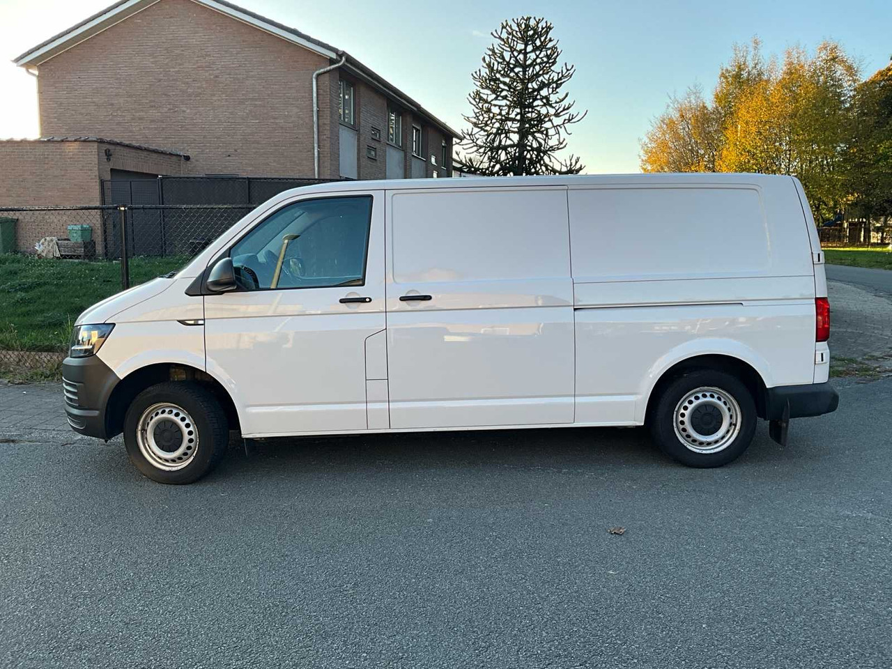 VOLKSWAGEN TRANSPORTER 7J0 COMMERCIAL VEHICLE - Bestelwagen: afbeelding 2 VOLKSWAGEN TRANSPORTER 7J0 COMMERCIAL VEHICLE - Bestelwagen: afbeelding 2