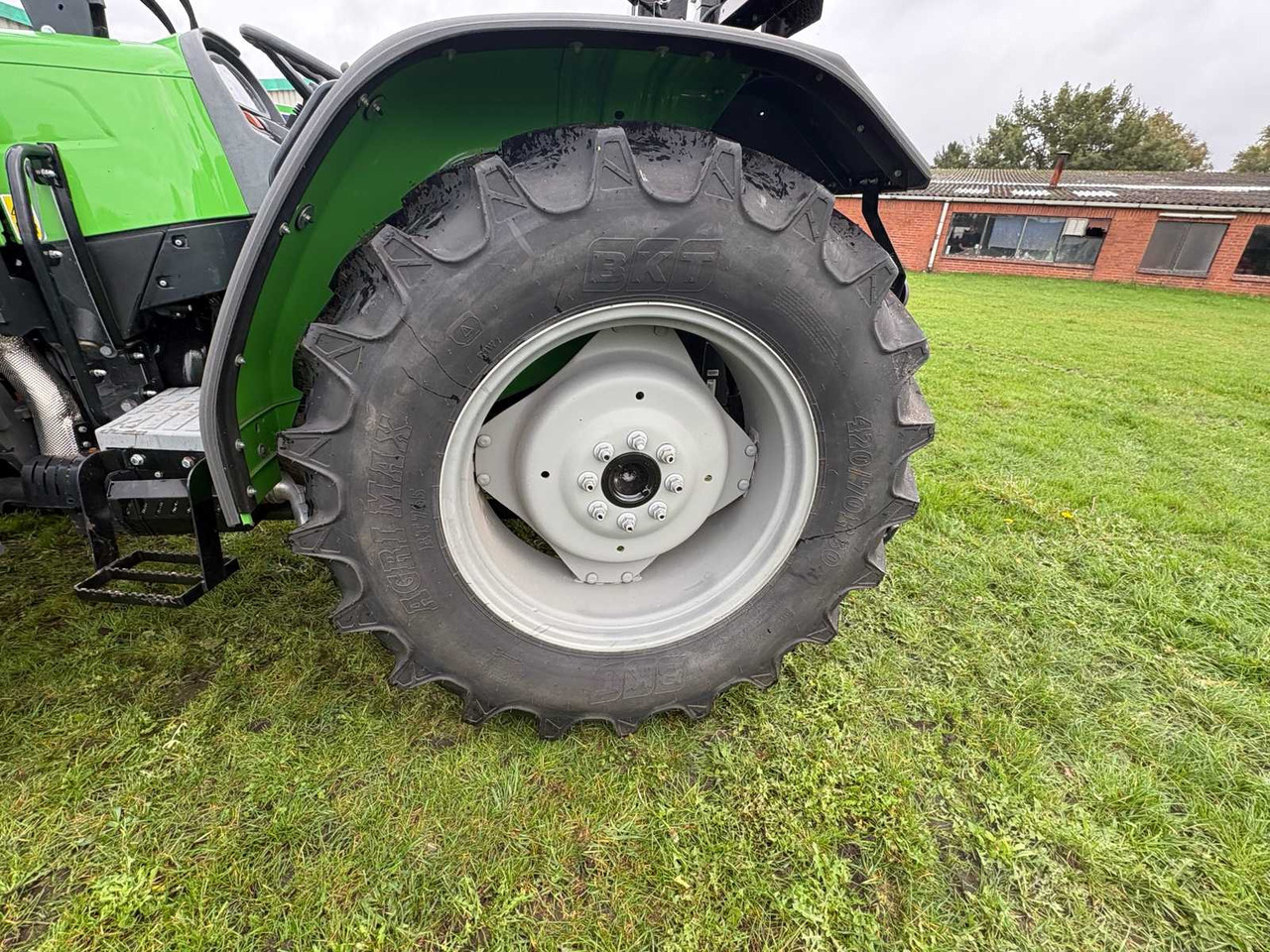 Deutz-Fahr 4080 E - Voorlader voor tractor: afbeelding 4 Deutz-Fahr 4080 E - Voorlader voor tractor: afbeelding 4