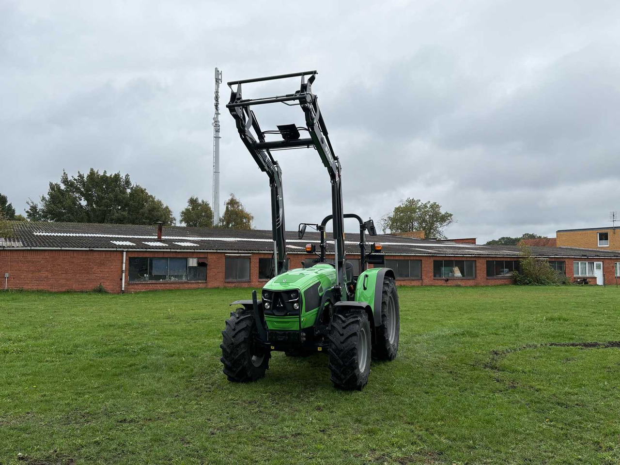Deutz-Fahr 4080 E - Voorlader voor tractor: afbeelding 1 Deutz-Fahr 4080 E - Voorlader voor tractor: afbeelding 1