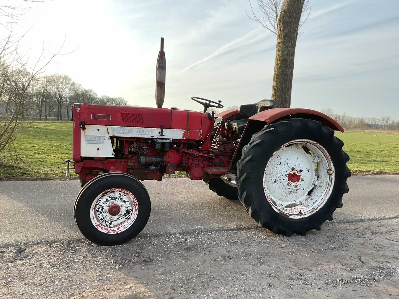 International 453 - Tractor: afbeelding 4 International 453 - Tractor: afbeelding 4