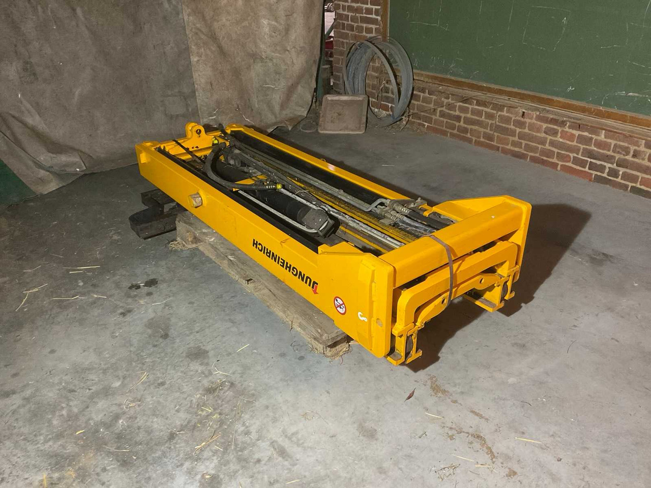 JUNGHEINRICH 2500 TRIPLEX MAST - Heftruck: afbeelding 1 JUNGHEINRICH 2500 TRIPLEX MAST - Heftruck: afbeelding 1