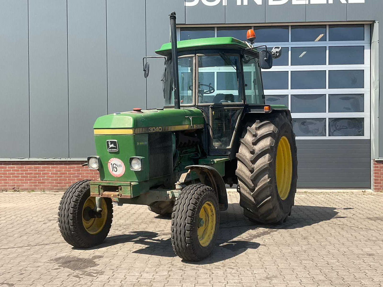 John Deere 3040 - Tractor: afbeelding 1 John Deere 3040 - Tractor: afbeelding 1