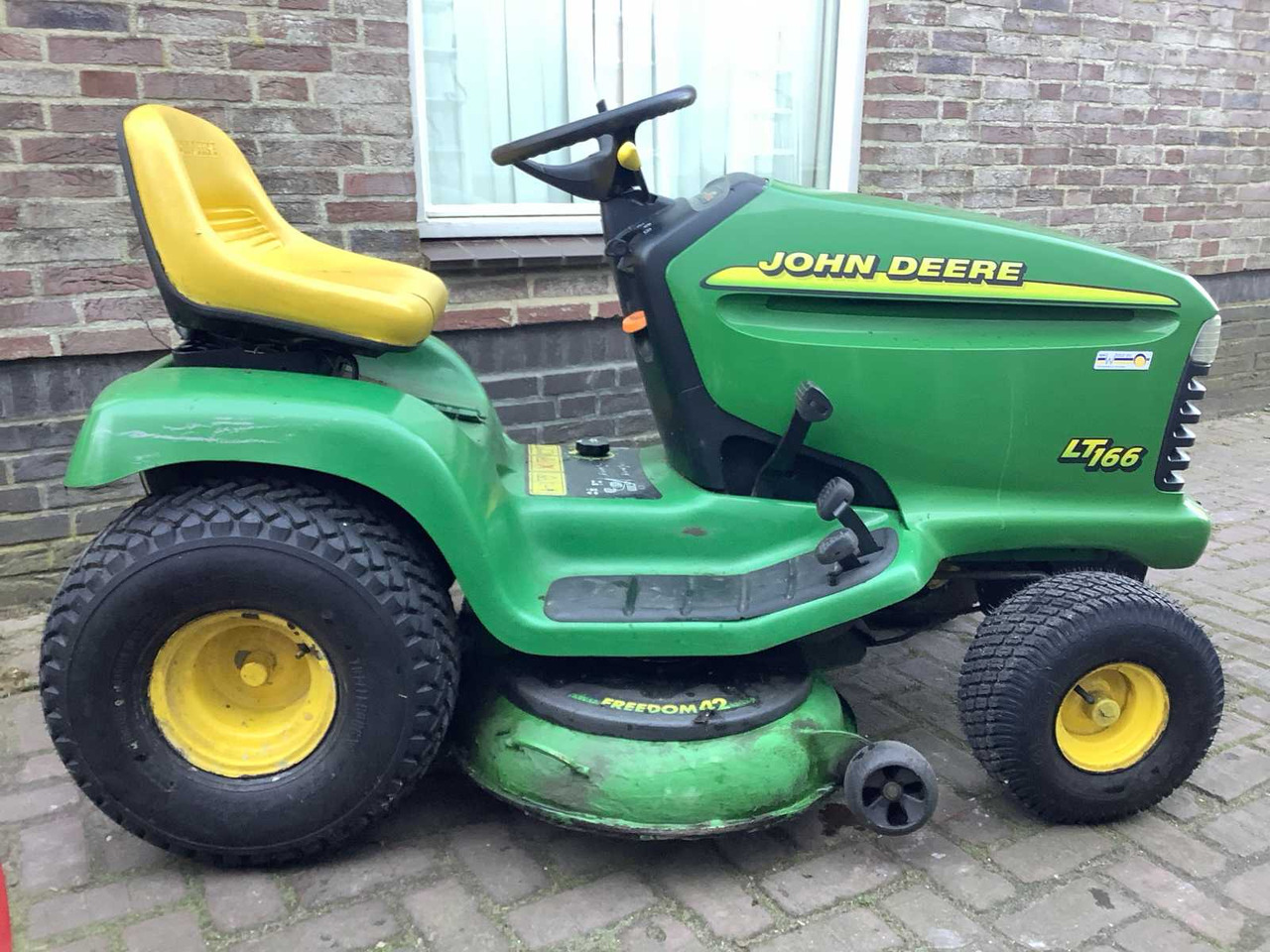 John Deere LT166 Tractor - Gazonmaaier: afbeelding 2 John Deere LT166 Tractor - Gazonmaaier: afbeelding 2