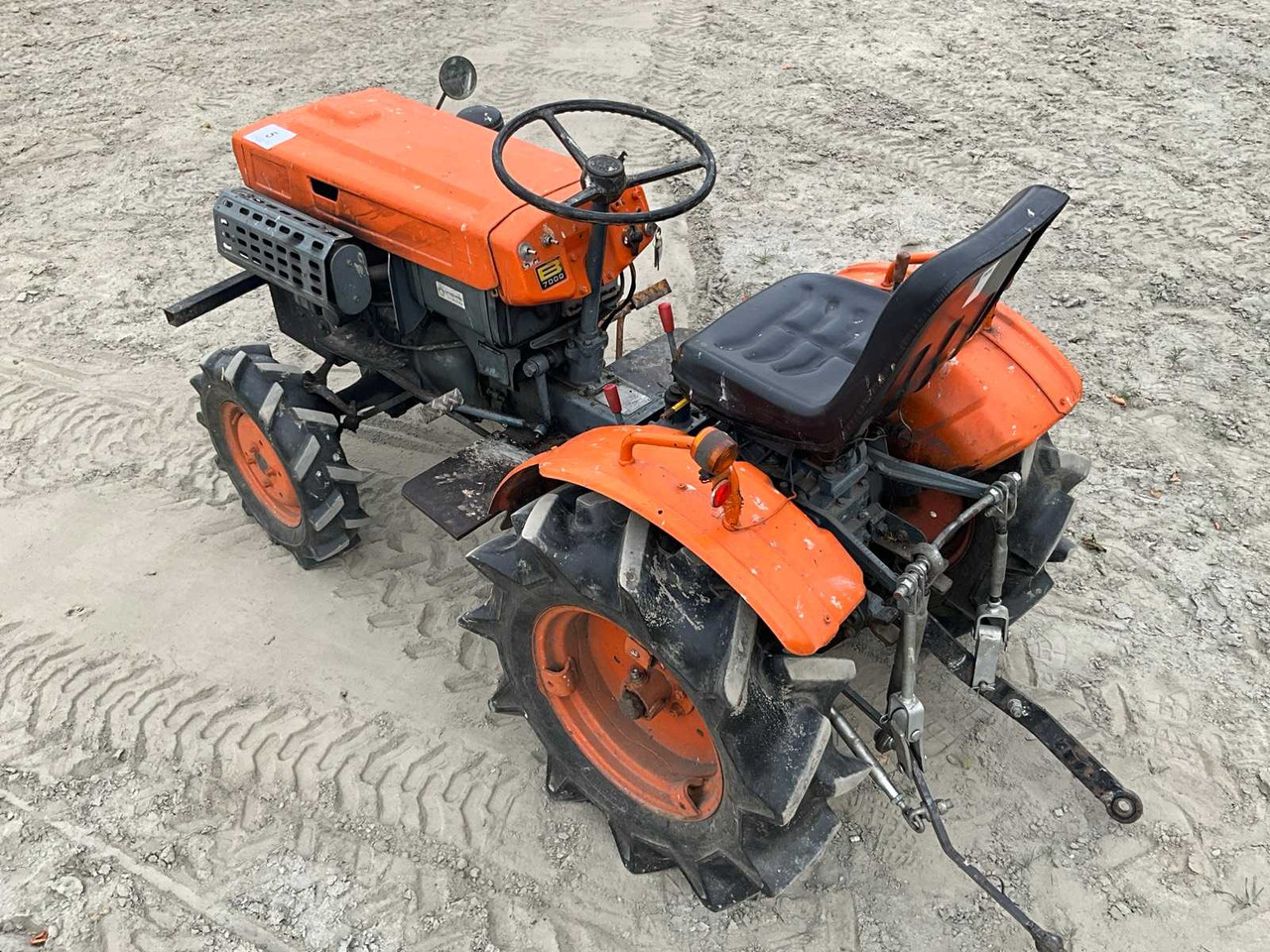 KUBOTA B7000 - Mini tractor: afbeelding 2 KUBOTA B7000 - Mini tractor: afbeelding 2